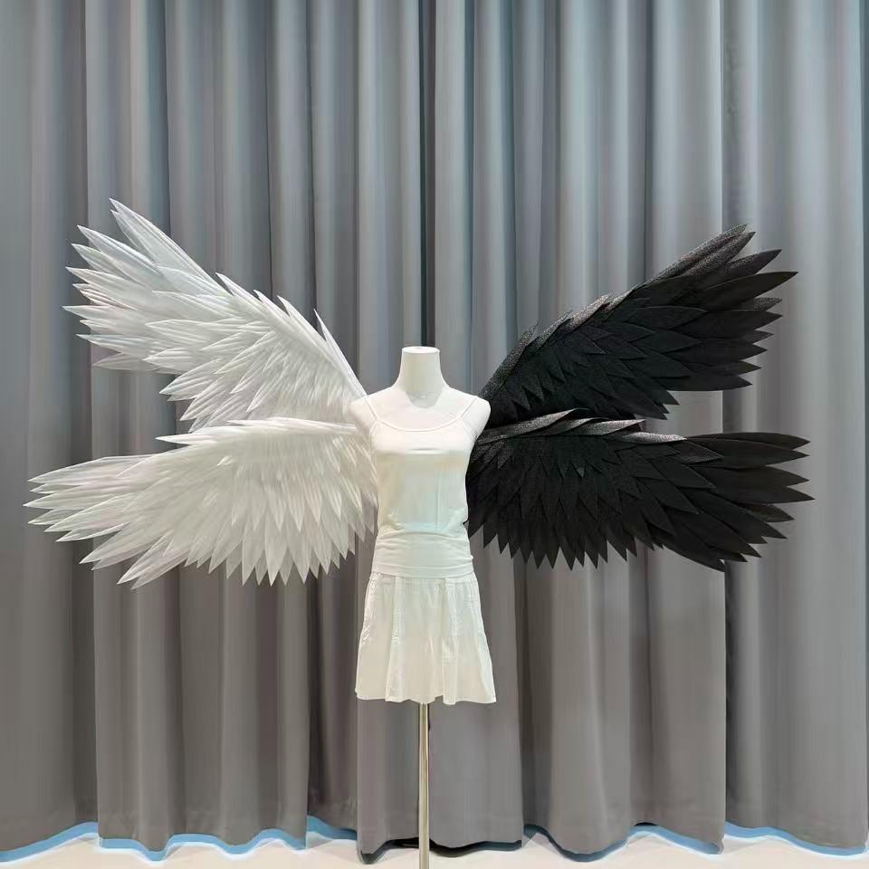 Four-wing angel wings with a white side and a black side